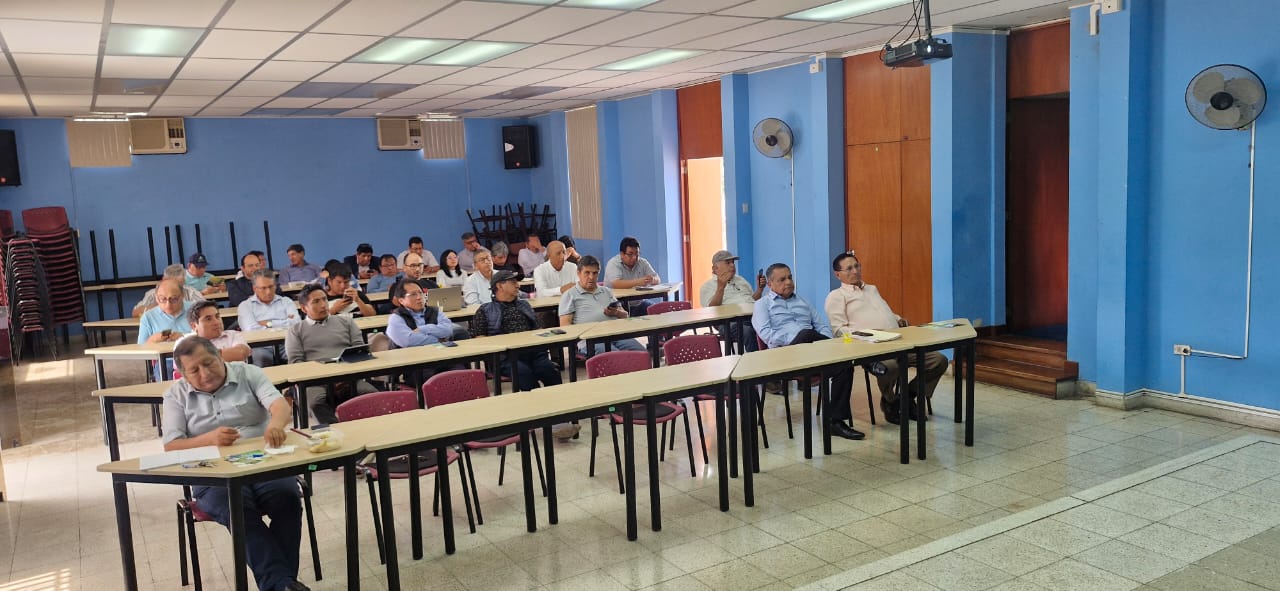 Docentes de Ingeniería Agrícola en el auditorio durante la socialización